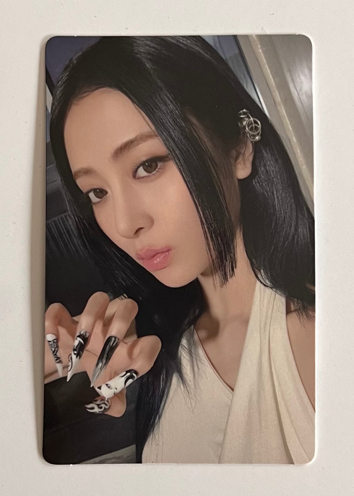 LE SSERAFIM - HOT (YUNJIN) SHOWCASE PHOTOCARD – KYYO